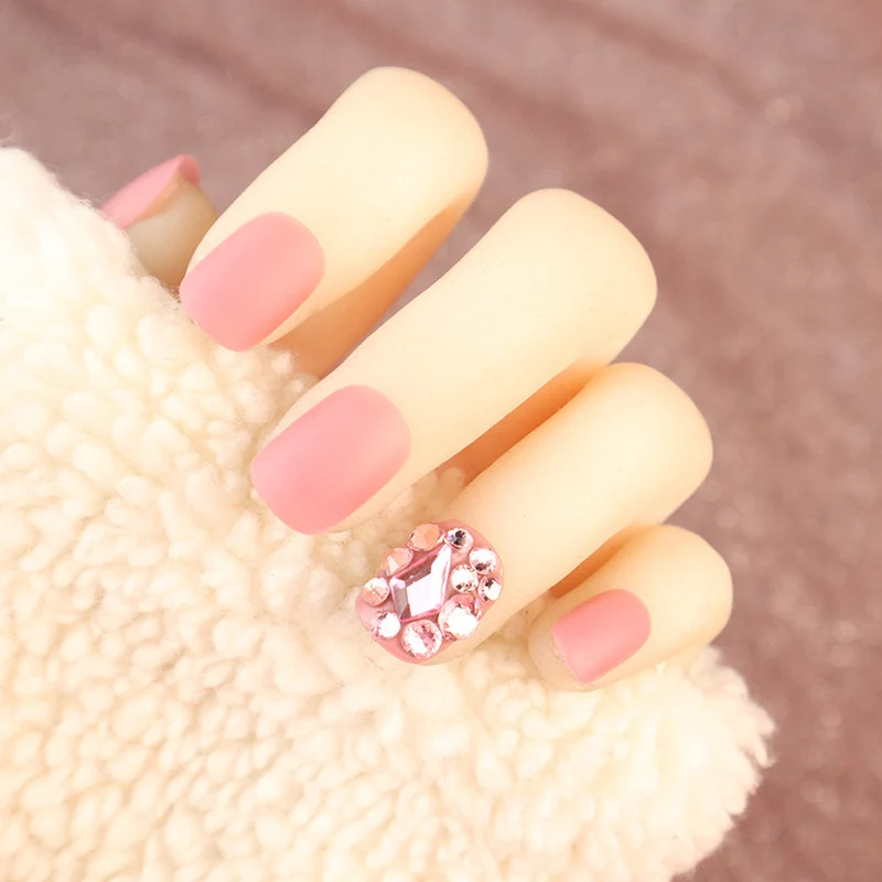 Elegantes dekoratives Press-On-Nagelkunstset mit Strassakzenten