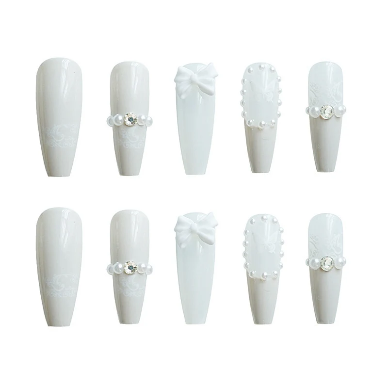 Elegantes dekoratives Press-On-Nagelkunstset mit Schmetterlingsakzenten