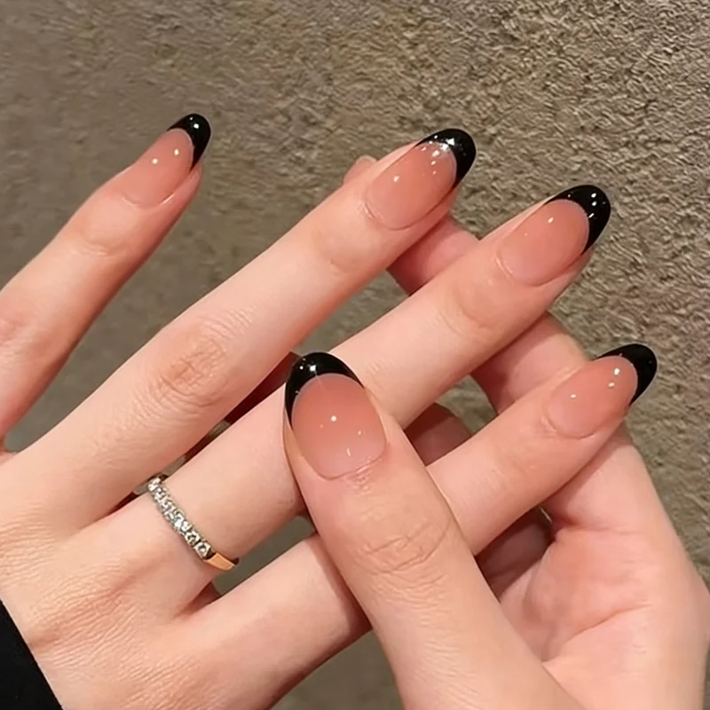 Kunstnagelset mit elegantem French-Tipp und schimmernden Akzenten Brehn