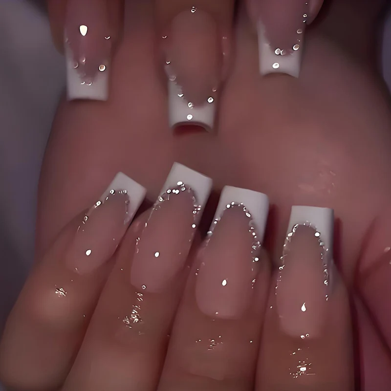 Kunstnagelset mit elegantem French-Tipp und Glitzerakzenten Brehn