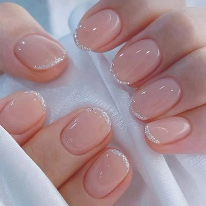 Kunstnagelset mit elegantem French-Tipp und Glitzer-Akzenten Brehn