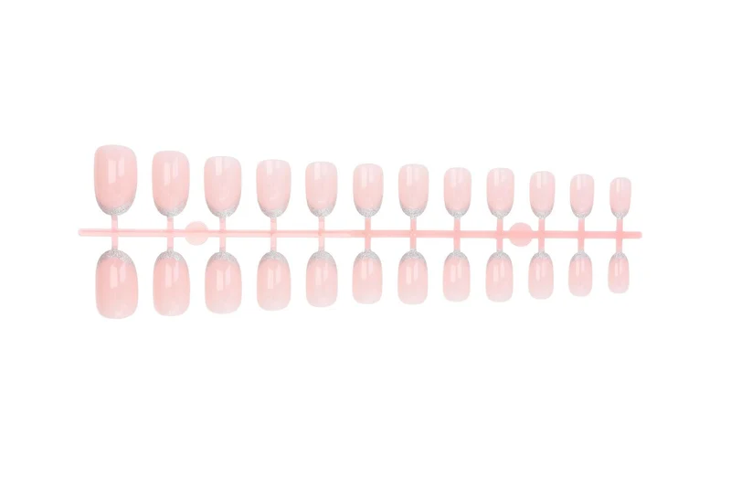 Kunstnagelset mit elegantem French-Tipp und Glitzer-Akzenten Brehn
