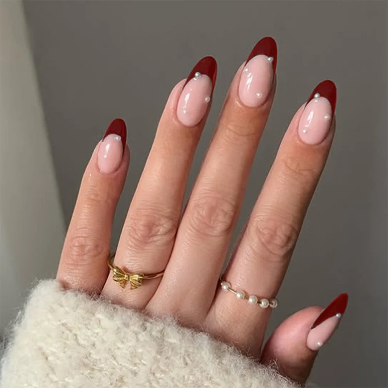 Kunstnagelset mit elegantem French-Tipp und glamourösen Akzenten Brehn