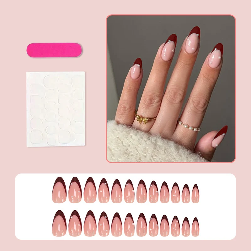 Kunstnagelset mit elegantem French-Tipp und glamourösen Akzenten Brehn