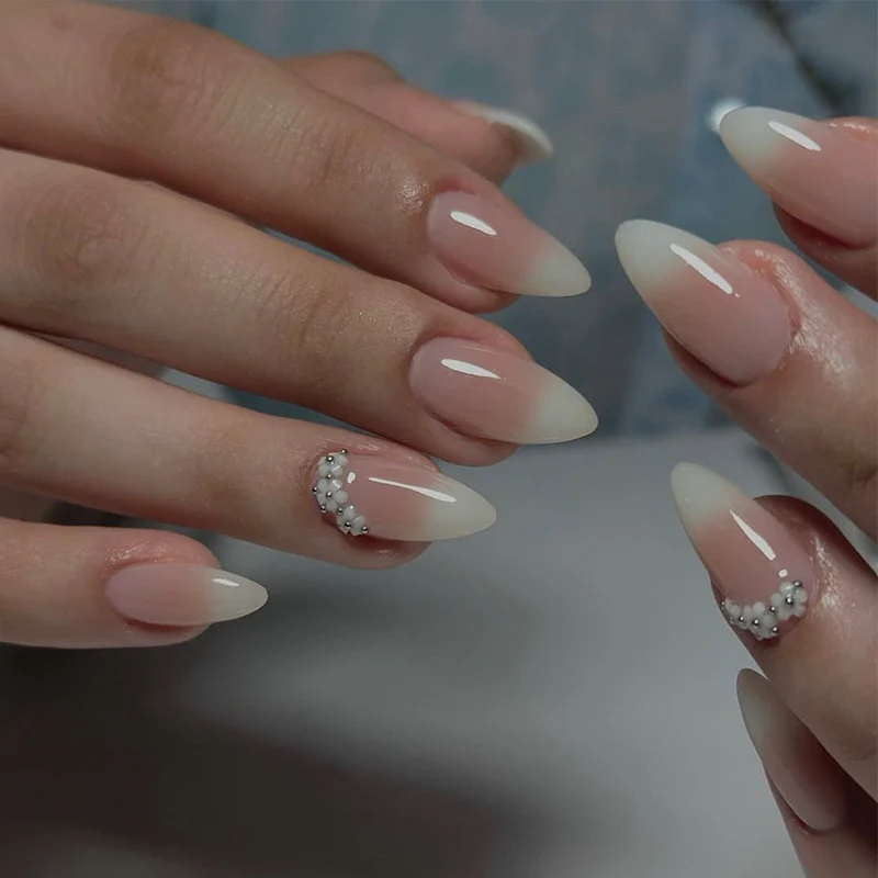 Kunstnagelset mit elegantem French-Tipp und ausgefallenen Dekordetails Brehn