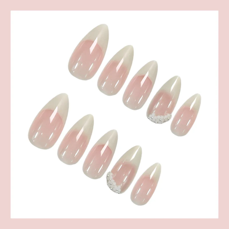 Kunstnagelset mit elegantem French-Tipp und ausgefallenen Dekordetails Brehn