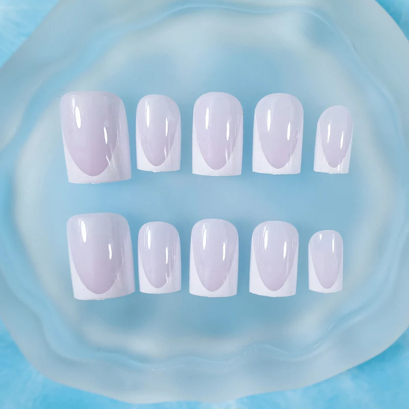 Kunstnagelset mit elegantem French-Tipp Design Brehn
