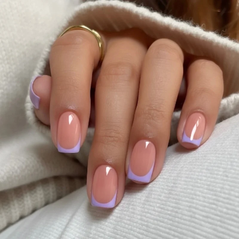 Kunstnagelset mit elegantem French-Manikürestil und romantischen Akzenten Brehn