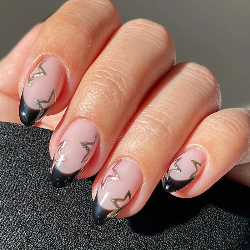 Kunstnagelset mit elegantem französischen Spitzen-Design und glamourösen Akzenten Brehn