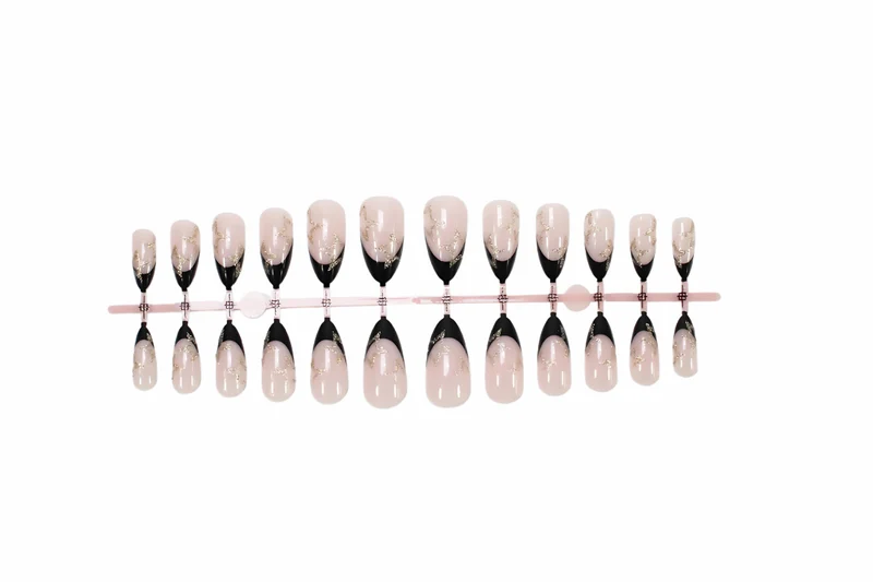 Kunstnagelset mit elegantem französischen Spitzen-Design und glamourösen Akzenten Brehn