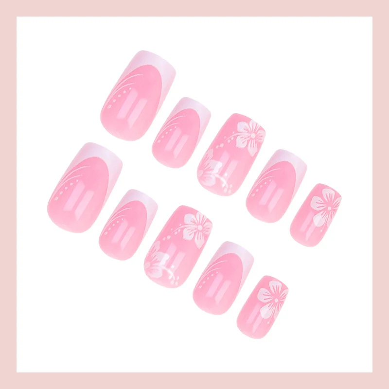 Kunstnagelset mit elegantem französischen Design und zarten Blütenmustern Brehn