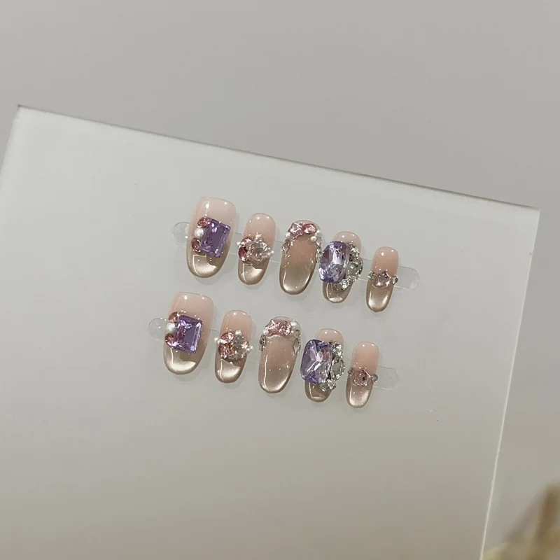 Elegante mit Rhinestones verzierte Aufklebnägel