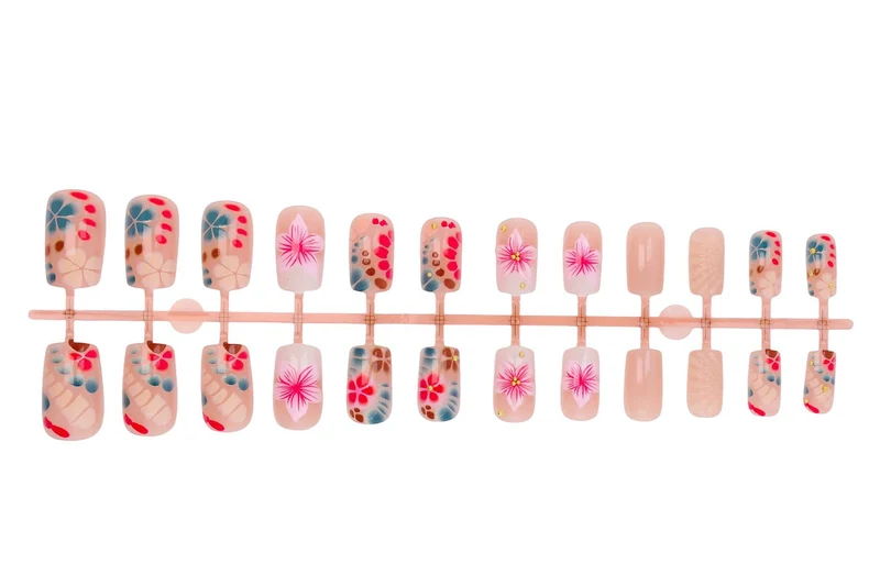 Kunstnagelset mit elegantem, floralem Design Brehn