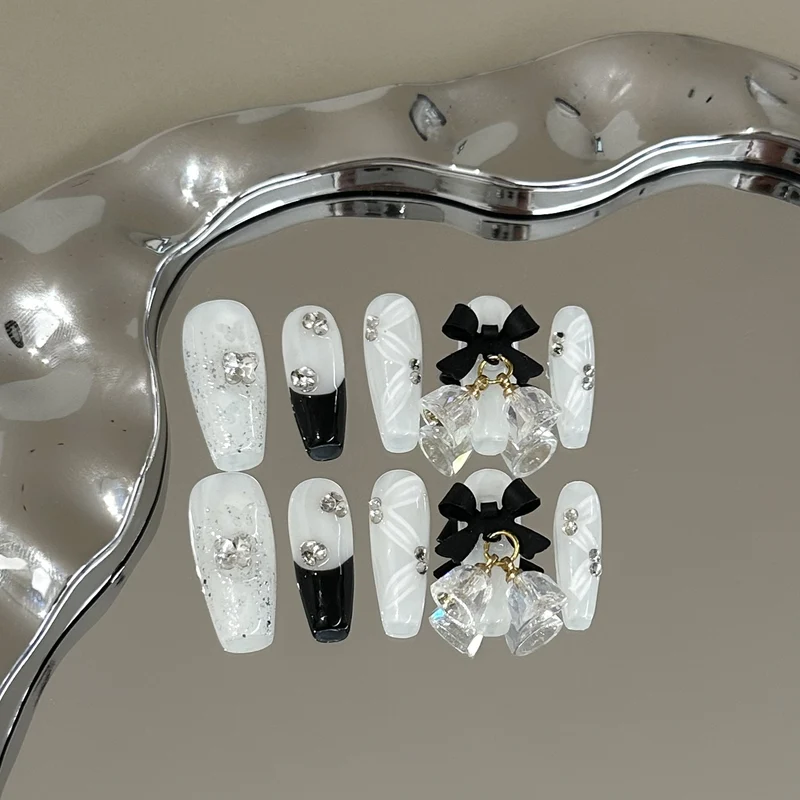 Elegantes mit Strass verziertes Press-On Nagelkunstset