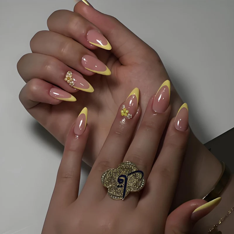 Kunstnagelset mit elegantem Farbverlauf und floralen Akzenten Brehn