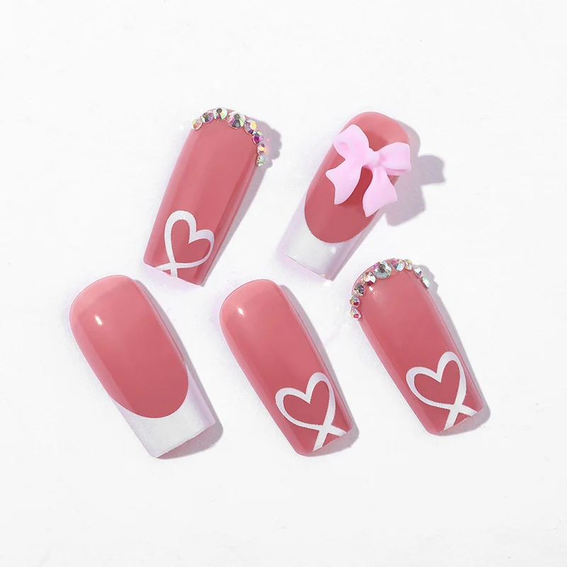 Kunstnagelset mit elegantem Design und detaillierten Akzenten Brehn