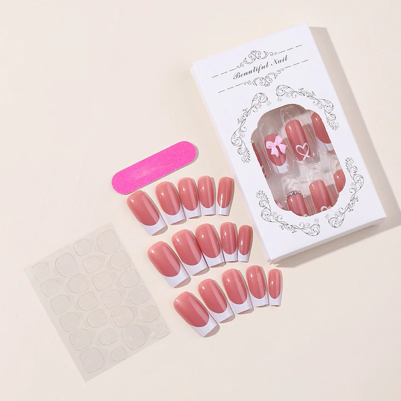 Kunstnagelset mit elegantem Design und detaillierten Akzenten Brehn