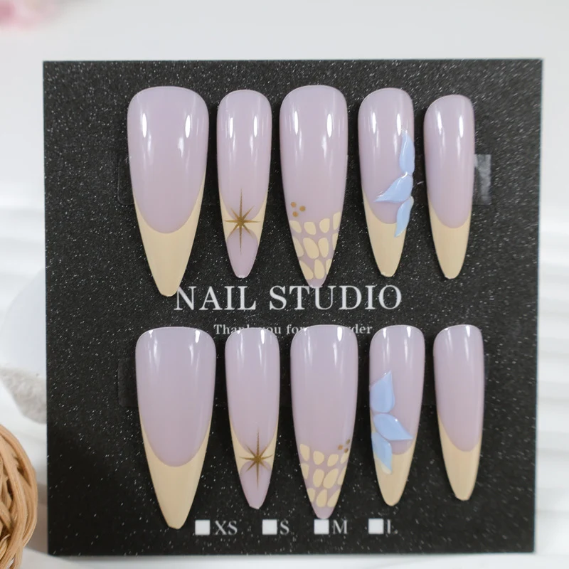 Kunstnagelset mit elegantem blumigen Design und goldenen Akzenten Brehn