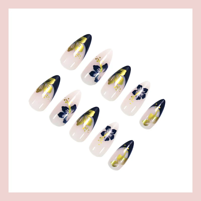 Kunstnagelset mit einzigartigen Blüten- und Goldverzierungen Brehn