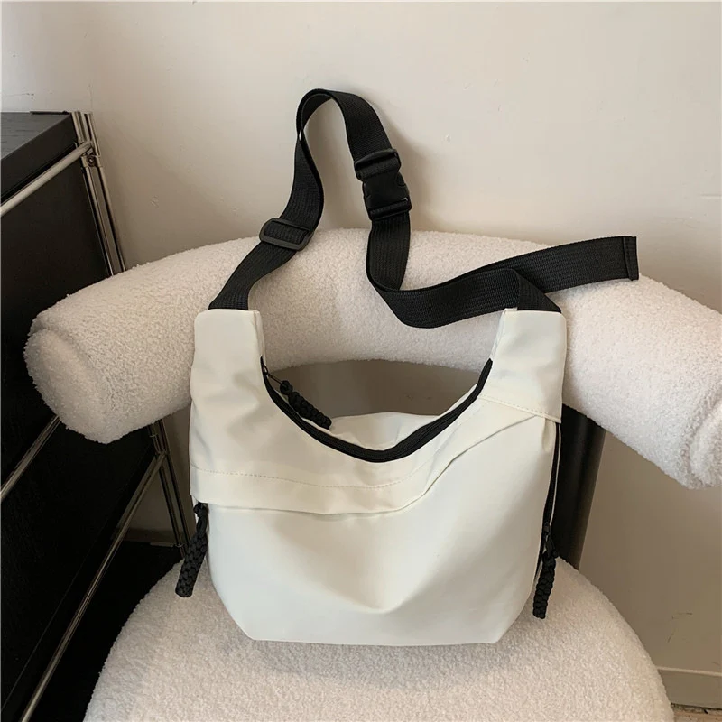 Lässige strukturierte Schultertasche