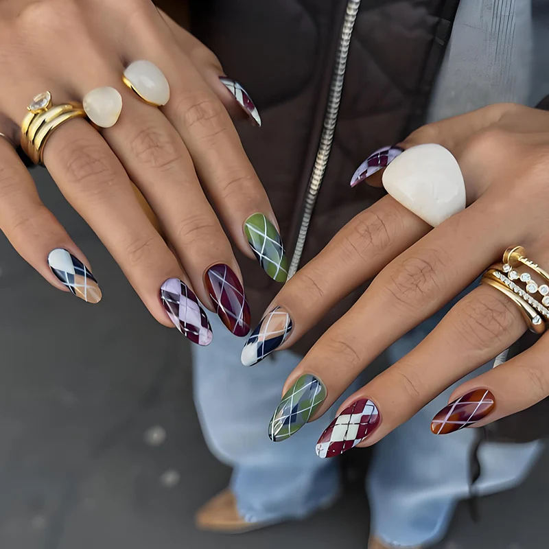 Kunstnagelset mit dekorativen Rautenmustern Brehn