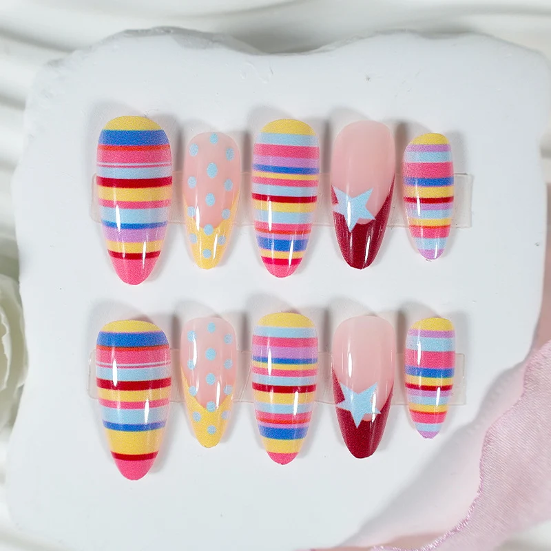 Kunstnagelset mit bunten Streifen und kreativen Designs Brehn