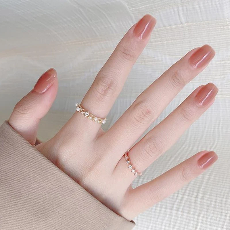 Elegantes, mit Kristallen verziertes Ring-Set