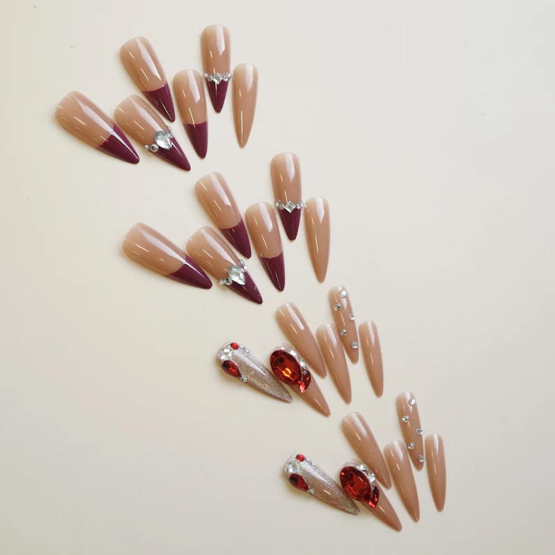 Dekoratives Stiletto Press-On Nagelset mit Strassakzenten