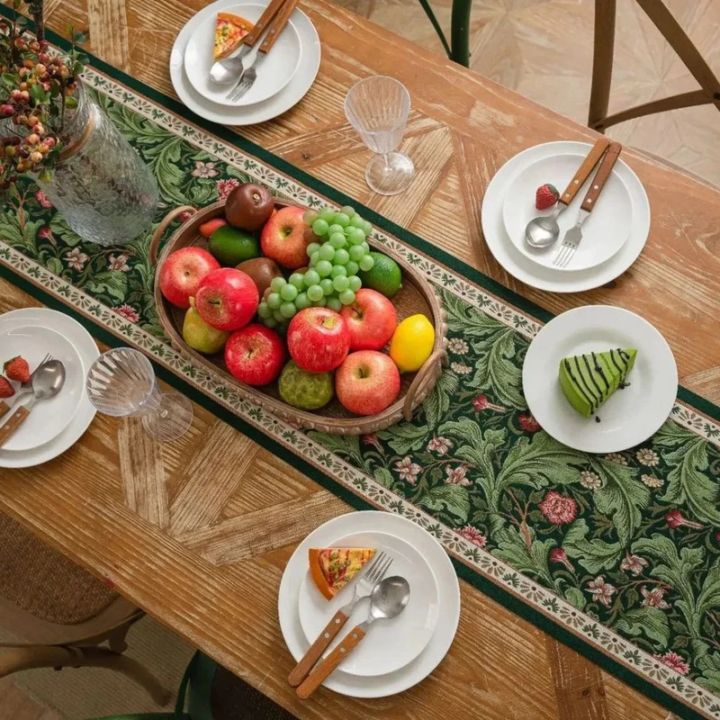 Skanto | Flora Ranken Bestickter Tischläufer